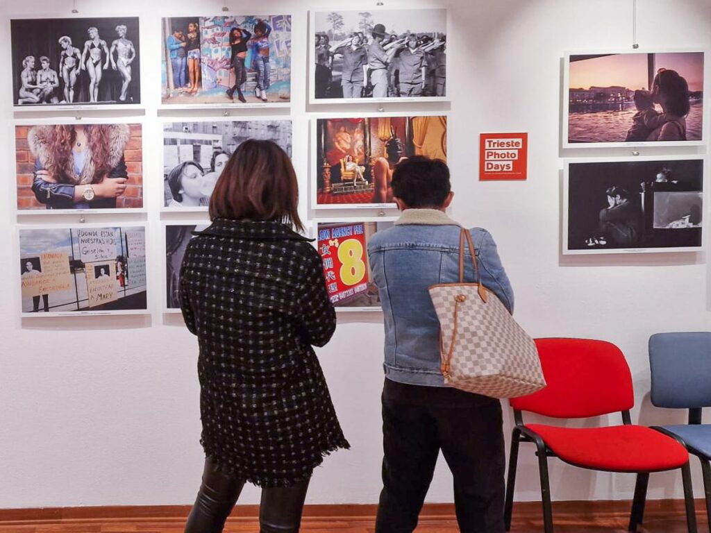 sala allestita mostra fotografica sulle donne