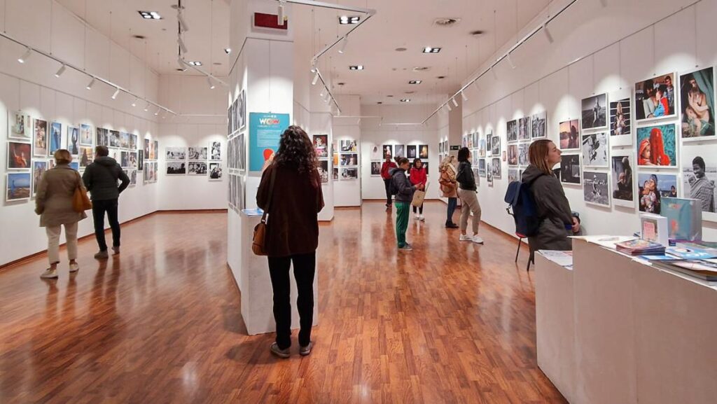 mostra fotografica a trieste sala imbastita